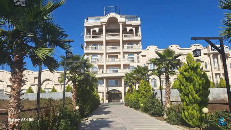 نمای واقعی ساختمان عمارت سفید در کردکوی
